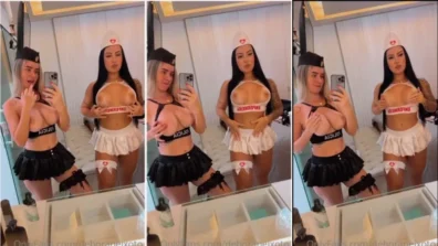 Debora Peixoto e amiga fantasiadas, se exibindo na frente do espelho