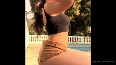 Bucetuda Lis Del Castilho de shortinho jeans na piscina