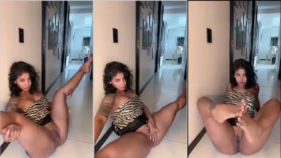 Sofia Leon nua no chão com xoxota arreganhada