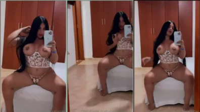 Latina Estefania Salazar na cama sentada mostrando peitões