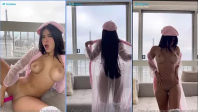 Michelle Rabbit no video erótico mostrando bunda e se masturbando