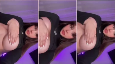 Yarelylyy gostosa segurando os peitos