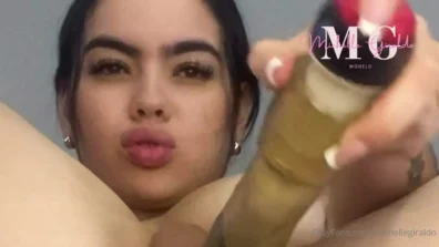 Michelle Giraldo com consolo em sua xoxota carnuda