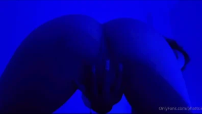 Phattsie de quatro passando a mão na ppk por cima da calcinha