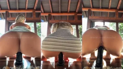 Reed de vestido curto sentando no consolo