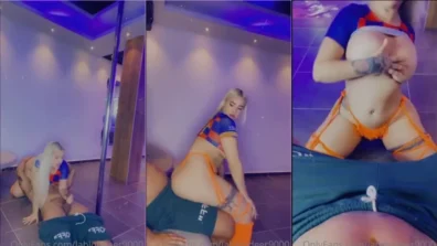 Lablondeer puta  de mini saia xadrez rebolando no poledance