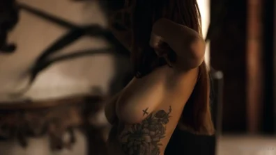 Tanya Bahtina gata moerna peituda e tatuada no strip
