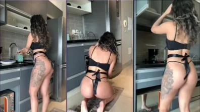 Caaroolzinhag tirando a roupa na cozinha