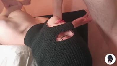 Casal amador em uma cena gostosa de boquete com gozada na boca