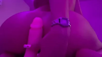 Gostosa masturbando com seu grande dildo na bucetona