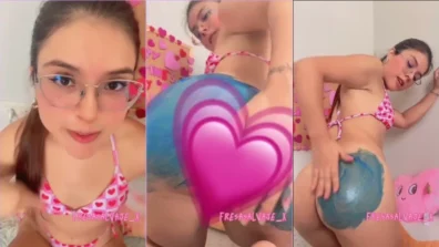 Gostosinha fresasalvaje_x se masturbando