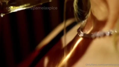 Liliana Gomez toda sapeca apertando os seios