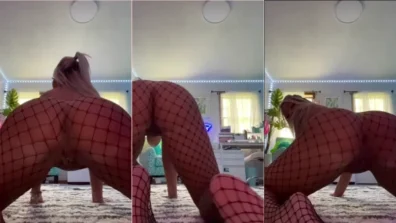 Lilmermaidxx mostrando o cu de quatro