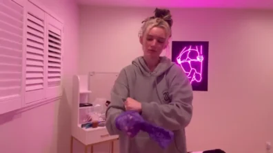 Madi Ruve loira magrinha tesuda mostrando a bunda pequena