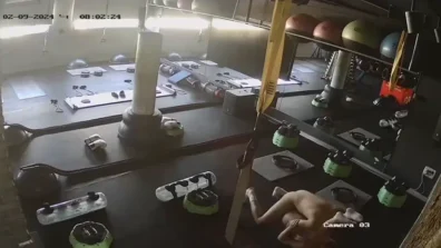 Sexo na academia onde o personal fode gostoso a xota da aluna gostosa