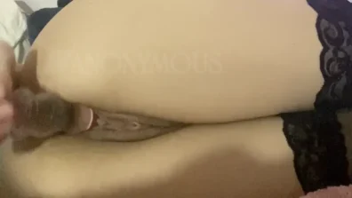 Pxxeca enfiando o dildo na xereca
