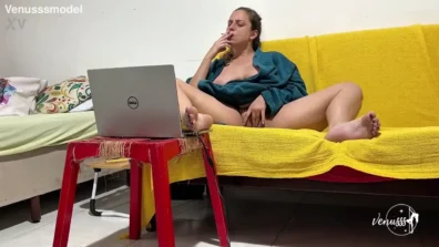 Veja a Venusss Model se masturbando