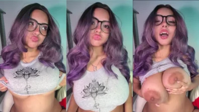 Beila Cosplay video sexy da peituda de cabelo lilás se mostrando
