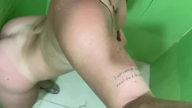 Dahia Jaramillo gravou video peladinha no banho