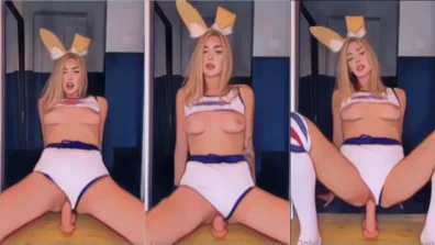 Flagra da Sophie Lauren se masturbando com pau de borracha