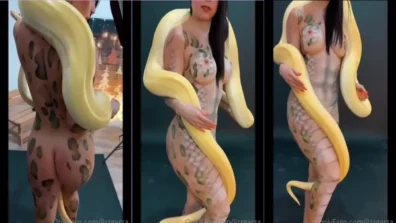 Lizz Garza onlyfans da bunduda tatuada com cobra