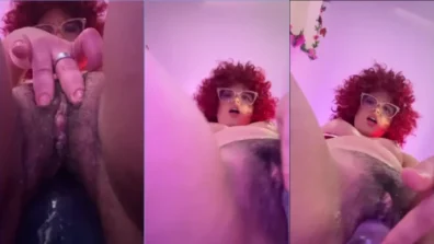 Luluanimevip fazendo a pica de borracha entrar na buceta