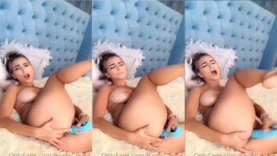 Happy Yulia com dildo na xota e dedo no cuzinho
